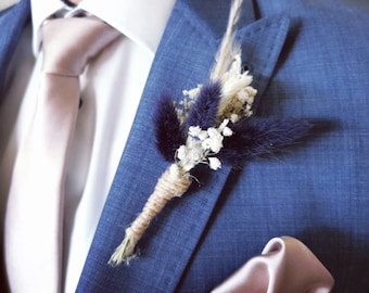 Anstecker Bräutigam aus Trockenblumen in cremeweiß, dunkelblau, Hochzeitsschmuck, Trauzeuge, Langurus, 12cm, Magnetanstecker