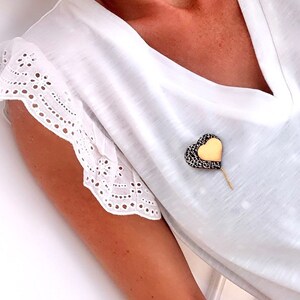 Broche coeur cuir véritable doré, épingle fleur personnalisable, cadeau témoin, bijou femme élégant image 1