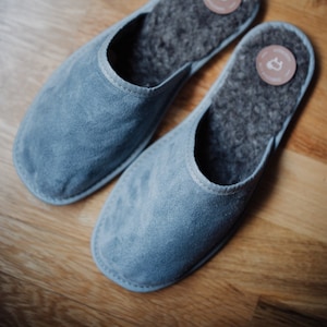 Men's leather slippers, grey suede, wool lining. image 1