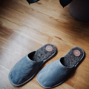 Men's leather slippers, grey suede, wool lining. image 7