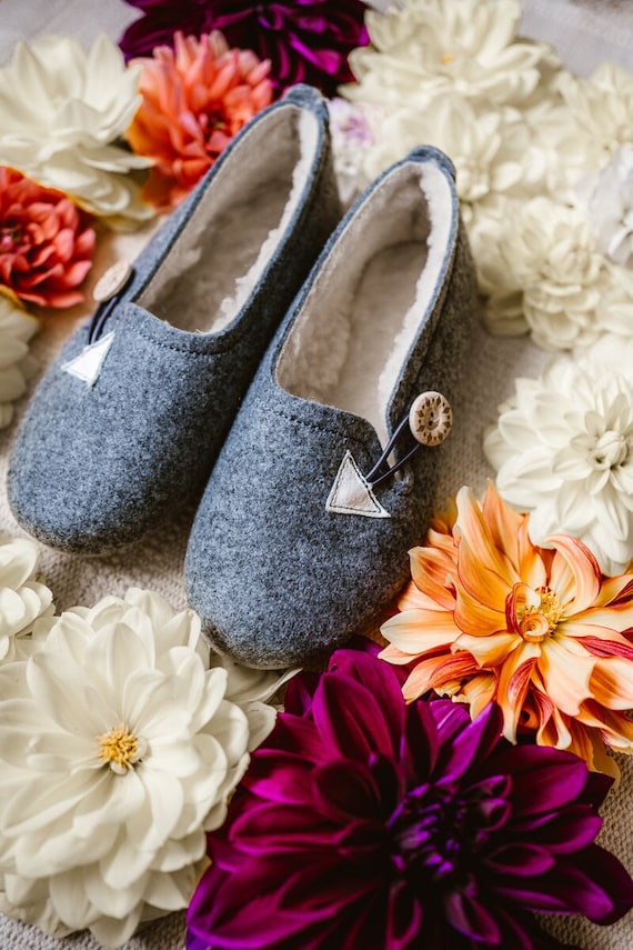 Ladies handmade felt slippers, women's wool slippers, comfy and warm, perfect gift for her, eco shoes, indoor shoes.