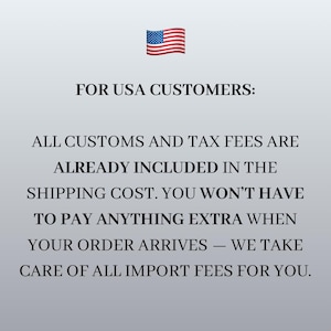 Pu&ograve; includere: Un grafico con l'icona della bandiera degli Stati Uniti in alto, seguito dal testo FOR USA CUSTOMERS: ALL CUSTOMS AND TAX FEES ARE ALREADY INCLUDED IN THE SHIPPING COST. YOU WON'T HAVE TO PAY ANYTHING EXTRA WHEN YOUR ORDER ARRIVES.