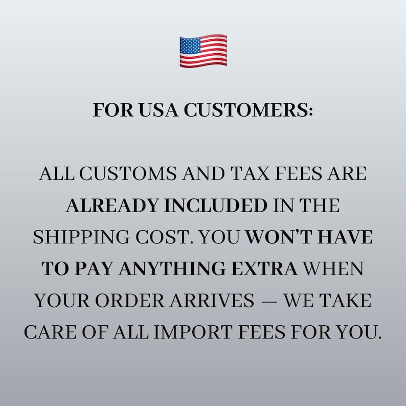 Pu&ograve; includere: Un grafico con l'icona della bandiera degli Stati Uniti in alto, seguito dal testo FOR USA CUSTOMERS: ALL CUSTOMS AND TAX FEES ARE ALREADY INCLUDED IN THE SHIPPING COST. YOU WON'T HAVE TO PAY ANYTHING EXTRA WHEN YOUR ORDER ARRIVES.