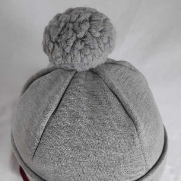 Sweatbeanie, klassisch grauer Sweatshirtstoff  mit einer puscheligen Teddybommel