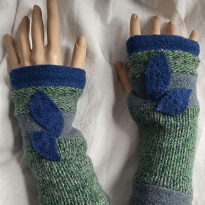 Arm warmers/wrist warmers, hand-embroidered, lined, made of wool knit