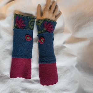 Arm warmers/wrist warmers, hand-embroidered, lined, made of wool knit