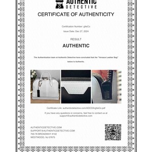 Puede incluir: Certificado de autenticidad de Authentic Detective, que confirma la autenticidad de un bolso de cuero Versace. El certificado incluye el n&uacute;mero de certificaci&oacute;n, la fecha de emisi&oacute;n y un enlace PDF. El resultado es "AUT&Eacute;NTICO".