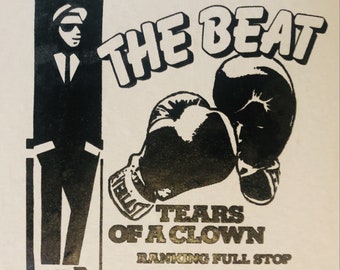 Puede incluir: Ilustración en blanco y negro de un hombre con traje y corbata, un guante de boxeo y el texto "THE BEAT TEARS OF A CLOWN RANKING FULL STOP".