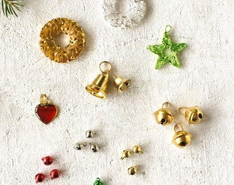 Embellissement en métal artisanal miniature, Petits charmes artisanaux de Noël en métal, Charme d'embellissement de cadeaux, Petites clochettes, Mini couronne de Noël