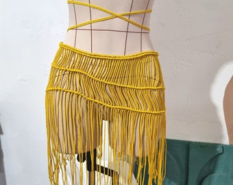 Jupe en macramé jaune élégante pour la plage, avec option de dissimulation du maillot de bain