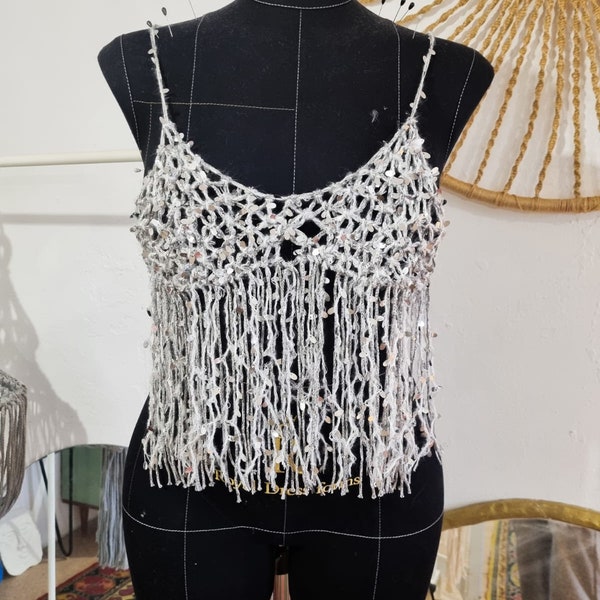 Handgefertigtes silber Pailletten Makramee Crop Top - Boho Festival Mode