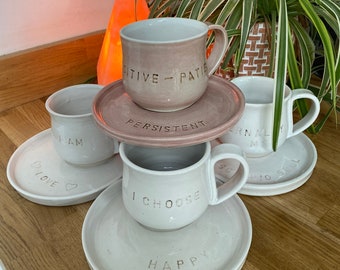 Tasse et soucoupe faites à la main, tasse d’affirmation positive, cadeau des amateurs de thé, tasse de motivation, cadeau de chocolat chaud, tasse de citation, cadeau de santé mentale