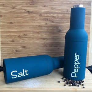 Electric Gravity Rechargeable Black Mill Salt and Pepper Grinder Set with  Blue Light Stand - China Electric Gravity Pepper Grinder and Salt and Pepper  Grinder price