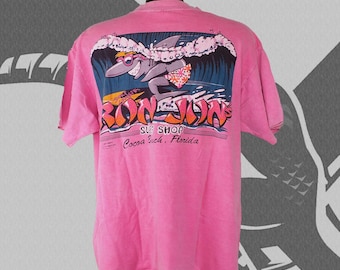 Camiseta vintage de la tienda de surf Ron Jon de los años 80, talla XL para hombre, con bolsillo y costura sencilla, color rosa.