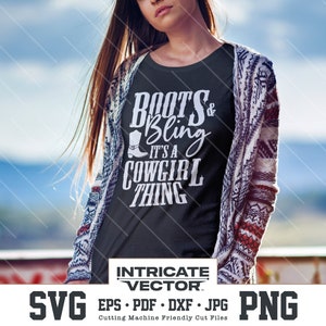 Op de afbeelding: Een zwart T-shirt met witte tekst die "Boots & Bling It's a Cowgirl Thing" zegt. Het shirt heeft een kleine afbeelding van een cowboylaars. De tekst "Intricate Vector" is ook zichtbaar op het shirt.