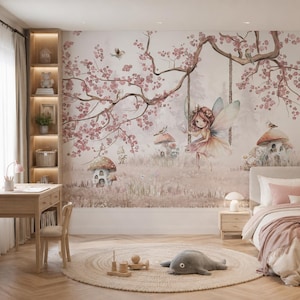 Könnte beinhalten: Ein verträumtes Schlafzimmer mit einem Wandbild mit Feenmotiven, das ein Mädchen auf einer Schaukel, Pilze und blühende Zweige zeigt. Der Raum umfasst einen Holzschreibtisch, einen Stuhl und einen runden Teppich mit Spielzeug. Ein Bett mit rosa Akzenten vervollständigt die Einrichtung.