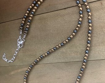 Collier de perles rondes gris foncé et dorées en hématite