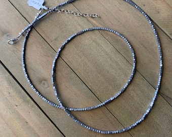 Collier de perles d’hématite recouvertes de titane gris mat