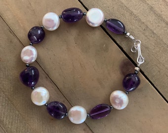 Bracelet pièces de monnaie en perles blanches et améthyste violette