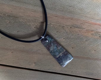 Pyrite en cuivre et pendentif trapèze en bronze sur tour de cou en cuir brun foncé