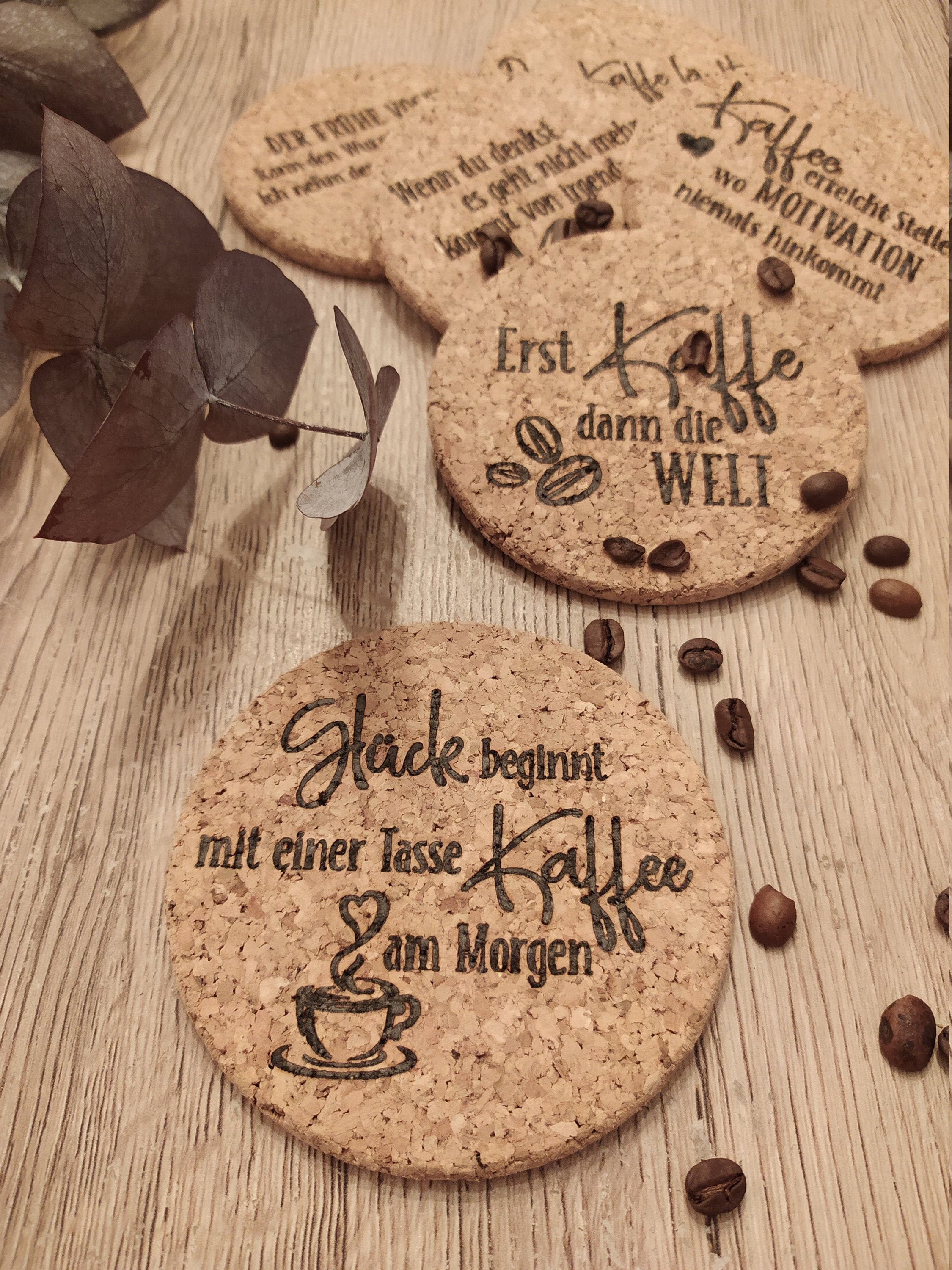 6 Lustige Korkuntersetzer Mit Sprüchen & Metallhalter – Witzige Tischdeko Für Kaffee, Wein & Mehr (10x10 Cm)