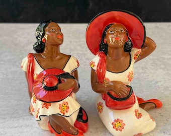 Saliera e pepiera vintage in argilla con figure femminili – Abiti floreali dipinti a mano, cappelli rossi