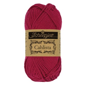 Puede incluir: Un ovillo de hilo Scheepjes Cahlista de color rosa intenso. El hilo está hecho de 100% algodón y es adecuado para tejer a crochet y tejer.
