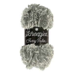Puede incluir: Un ovillo de hilo Scheepjes Furry Tales gris y blanco. El hilo es suave y esponjoso, perfecto para hacer proyectos acogedores.