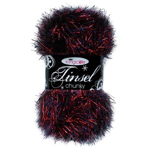 Puede incluir: Una bola de hilo de lamé rojo y negro con una etiqueta que dice "King Cole Tinsel Chunky".