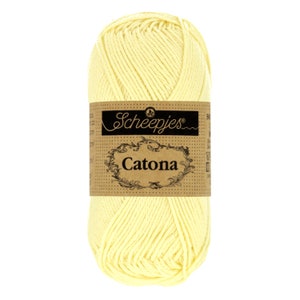 以下が含まれることがあります： 茶色のラベルに「Scheepjes Catona」と表示された、薄い黄色の糸のボール