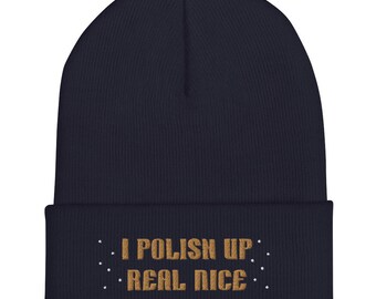 O gorro retrô com punho inspirado no Swiftie Midnights "I Polish Up Real Nice"