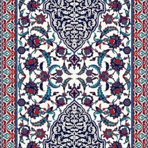 Peut inclure: Un tapis blanc avec un motif floral bleu et rouge. Le tapis a une bordure avec un motif g&eacute;om&eacute;trique.