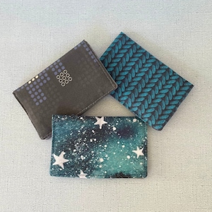 Mini billetera para tarjetas: ideal para tarjetas de presentación, tarjetas de crédito, tarjetas de contacto, tarjetas de fidelidad y tarjetas de regalo. Tamaño de bolsillo minimalista delgado, estampado de galaxia.