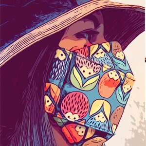 K&ouml;nnte beinhalten: Eine Person tr&auml;gt einen breitkrempigen Strohhut mit einer blauen und wei&szlig;en gemusterten Gesichtsmaske. Die Maske hat ein farbenfrohes Design mit roten, gelben und gr&uuml;nen Akzenten.