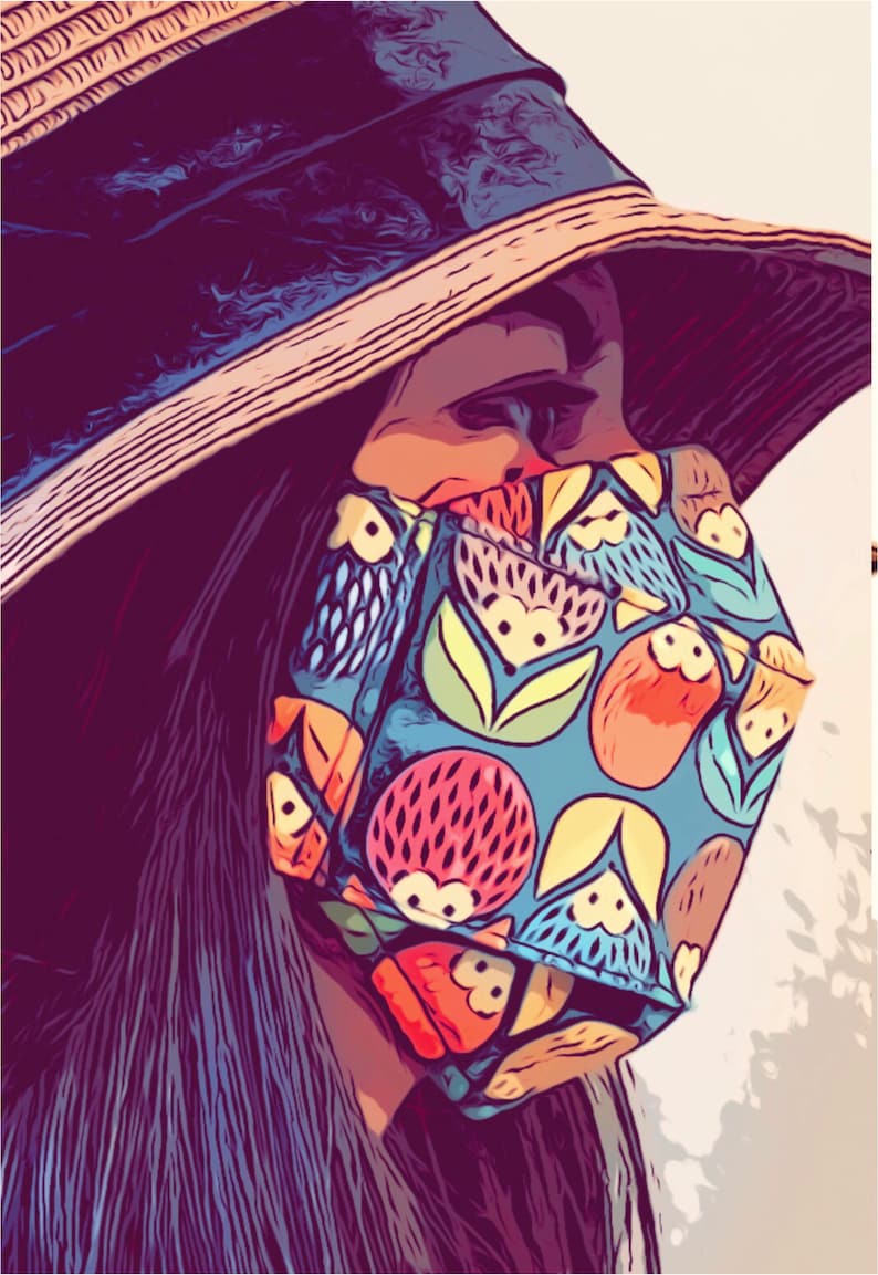 K&ouml;nnte beinhalten: Eine Person tr&auml;gt einen breitkrempigen Strohhut mit einer blauen und wei&szlig;en gemusterten Gesichtsmaske. Die Maske hat ein farbenfrohes Design mit roten, gelben und gr&uuml;nen Akzenten.