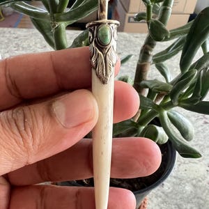 Può includere: Un set di tre tazze in ceramica con finitura opaca e macchiettata. Le tazze sono nei toni del crema, grigio chiaro e grigio scuro. Ogni tazza ha un design semplice e minimalista.