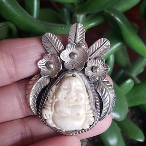 Knochen geschnitzter lachender Buddha mit Blumenmuster, tibetisches Repousse-Silber, handgefertigt, nepalesisch (B-7)