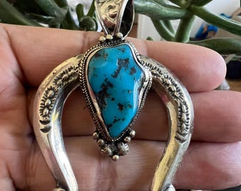 Fleur de courge avec pendentif turquoise naturelle, fabriqué à la main, argent repoussé du Tibet, 3 x 5 cm (P-196)