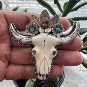 Stort snidat benhänge, tibetanskt repousssilver, handgjort, 6,25x7,5 cm (P-143)