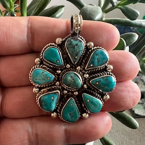 Ciondolo floreale in turchese naturale intagliato, realizzato a mano, in argento tibetano, 2 x 1,5 pollici (P-41)