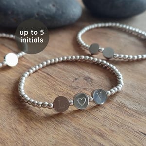 Pulsera de cuentas personalizada en plata de ley con las iniciales de la familia FAMILIA. Pulsera personalizada con iniciales para mamá o amiga. Regalo para el Día de la Madre.