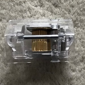 Peut inclure: Un connecteur téléphonique RJ-11 en plastique transparent avec un ressort métallique doré à l'intérieur.