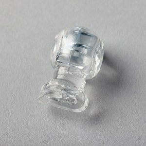 以下が含まれることがあります： 透明でファセット加工されたガラス製のボトルストッパー。ストッパーは丸みを帯びた上部と、ボトルに合うように設計されたフレアベースを備えています。ガラスは透明で、光を通します。ストッパーは、おそらくボトルを密閉するために使用されます。