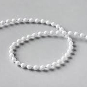 Op de afbeelding: Witte plastic kralenketting voor jaloezieën of gordijnen. De ketting heeft een diameter van ongeveer 6 mm.