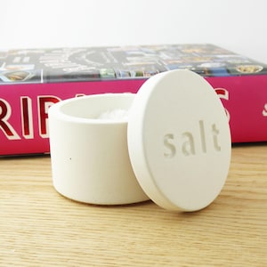 Handmade concrete salt pinch pot with engraved lid: Minimalist kitchen decor, Grey or white