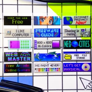 Può includere: Una collezione di adesivi in stile retrò con varie frasi e grafiche a tema internet. Gli adesivi presentano testi come "Keep the Web Free", "I Like Computer" e "Internet Privacy Now!". I colori includono nero, blu, verde e viola.