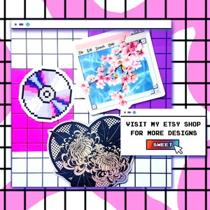 K&ouml;nnte beinhalten: Digitale Kunstkomposition mit einer pixeligen CD, einem Fenster mit Kirschbl&uuml;ten und einem herzf&ouml;rmigen Blumendesign. Vor einem rosa-wei&szlig;en Gitterhintergrund mit dem Text "VISIT MY ETSY SHOP FOR MORE DESIGNS".