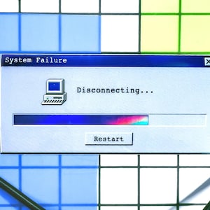 Könnte beinhalten: Digitale Illustration eines Computerbildschirms, der eine Systemfehlermeldung anzeigt. Der Bildschirm zeigt ein Computersymbol, den Text "Disconnecting..." und einen Fortschrittsbalken. Eine "Restart"-Schaltfläche ist ebenfalls sichtbar.
