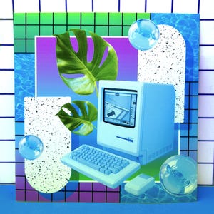 Pode incluir: Uma composição retro com um computador azul e branco, incluindo um monitor, teclado e rato. O design incorpora uma folha tropical e formas abstratas, sobre um fundo gradiente com elementos aquáticos.