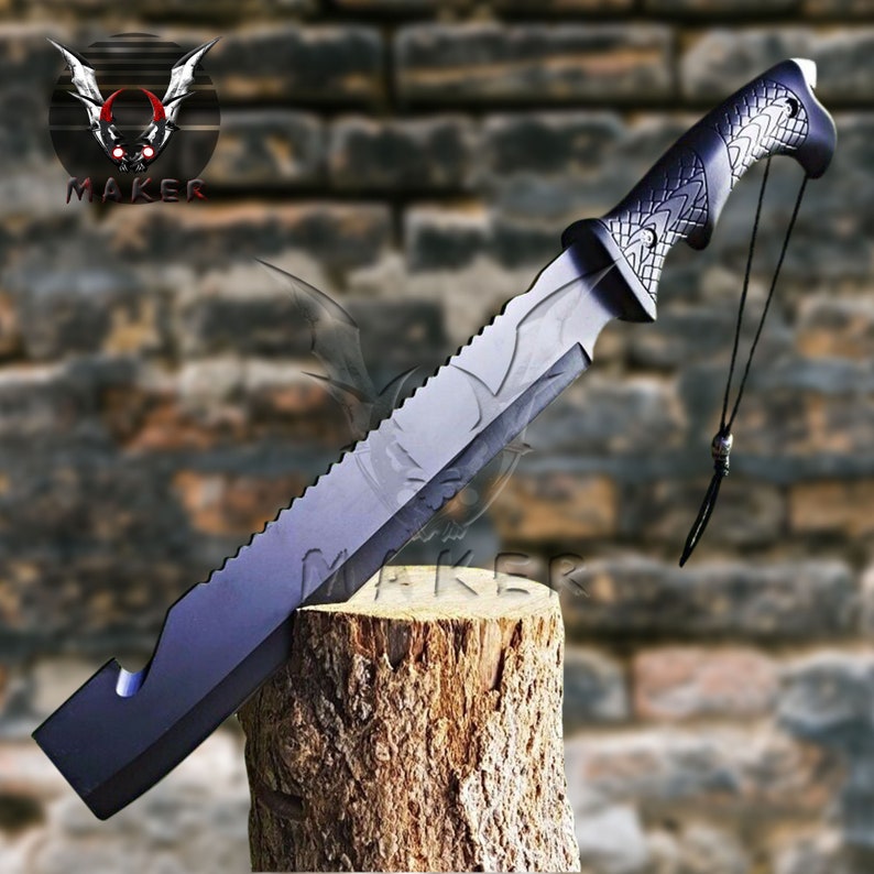 Op de afbeelding: Een zwarte en zilveren machete met een gekarteld blad en een zwarte handgreep met een drakenontwerp. De machete zit vast in een houten blok.